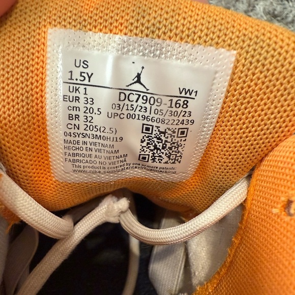 Classic Jordan sneakers for boys, size 1.5 - Picture 9 of 13